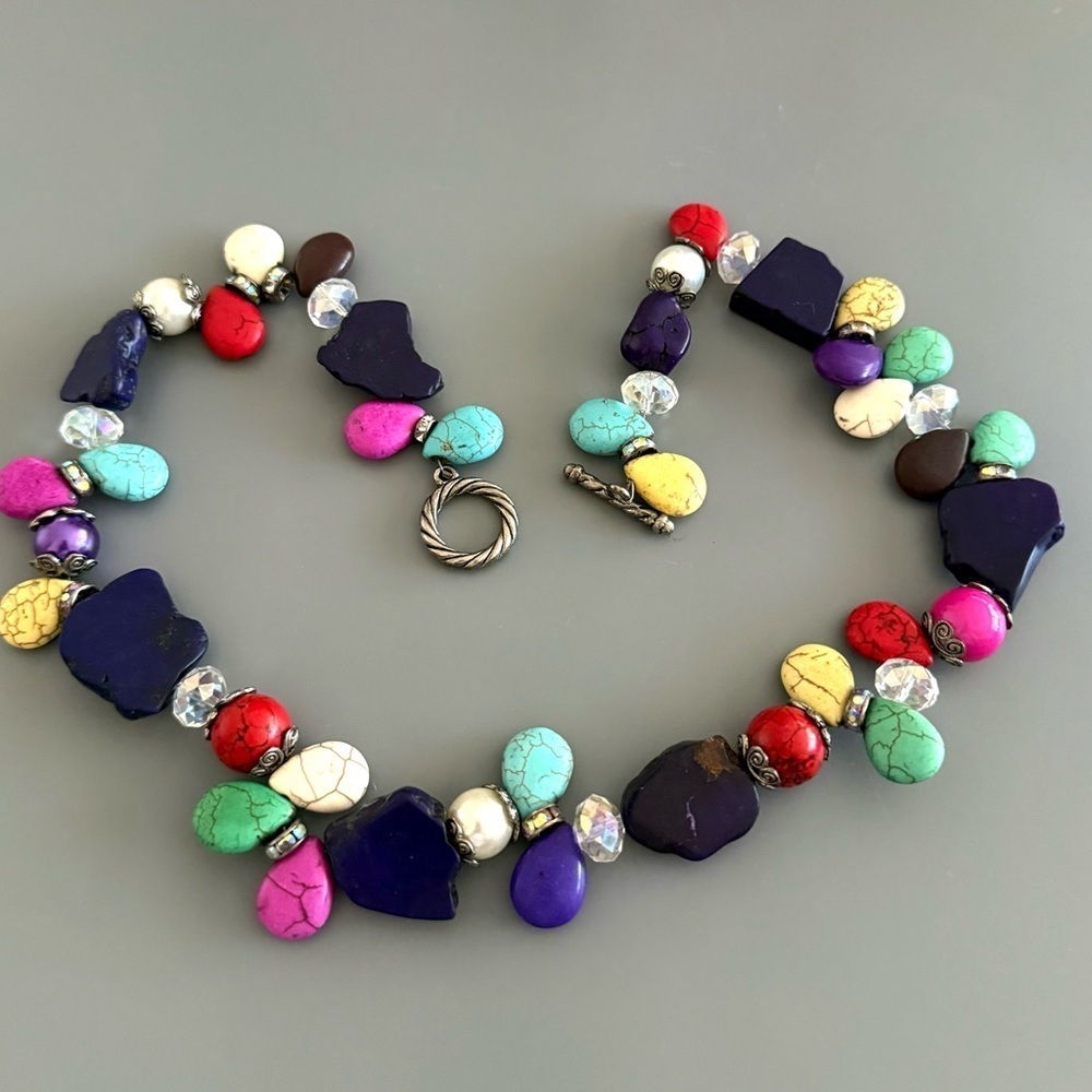 Southwestern Dyed Howlite Natural
Gemstone Statement Necklace With Toggle Clasp - Picture 5 of 6